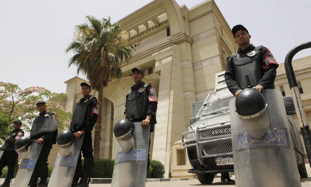 
Polícia do Egito montam guarda em frente à Suprema Corte Constitucional no Cairo
Foto: Amr Nabil / AP