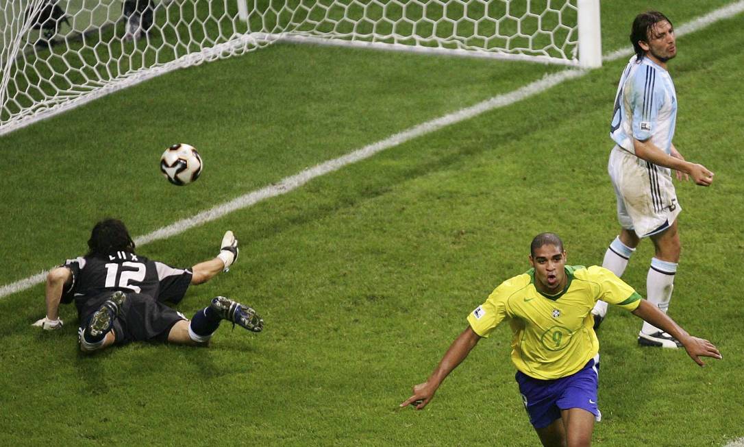 
Adriano comemora o quatro gol do Brasil, o seu segundo, sobre a Argentina na final da Copa das Confederações de 2005
Foto: Michael Sohn/AP/29-6-2005