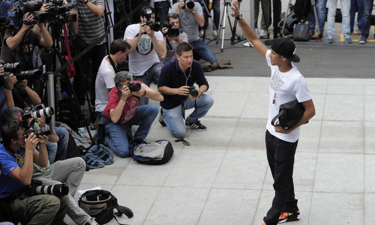 Um batalhão de fotógrafos registra a chegada do atacante Foto: JOSEP LAGO / AFP
