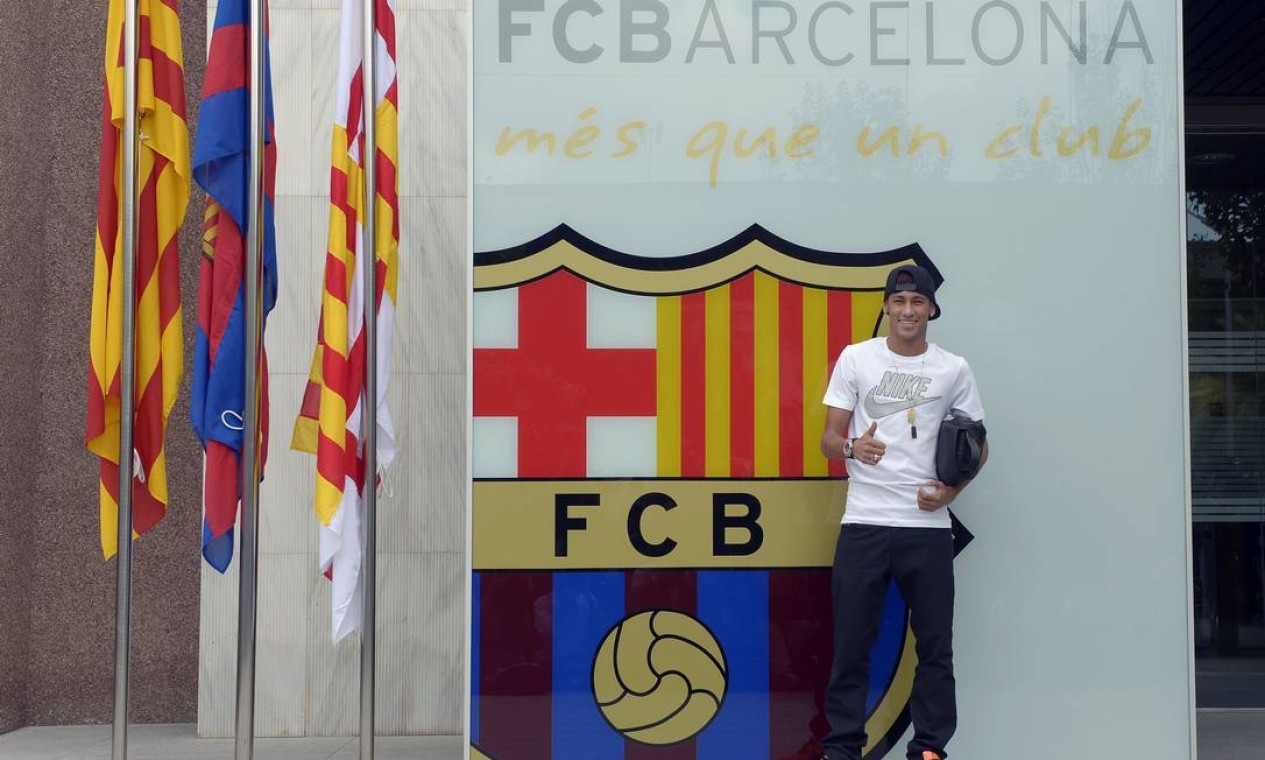 A apresentação de Neymar acontece no Camp Nou Foto: Manu Fernandez / AP