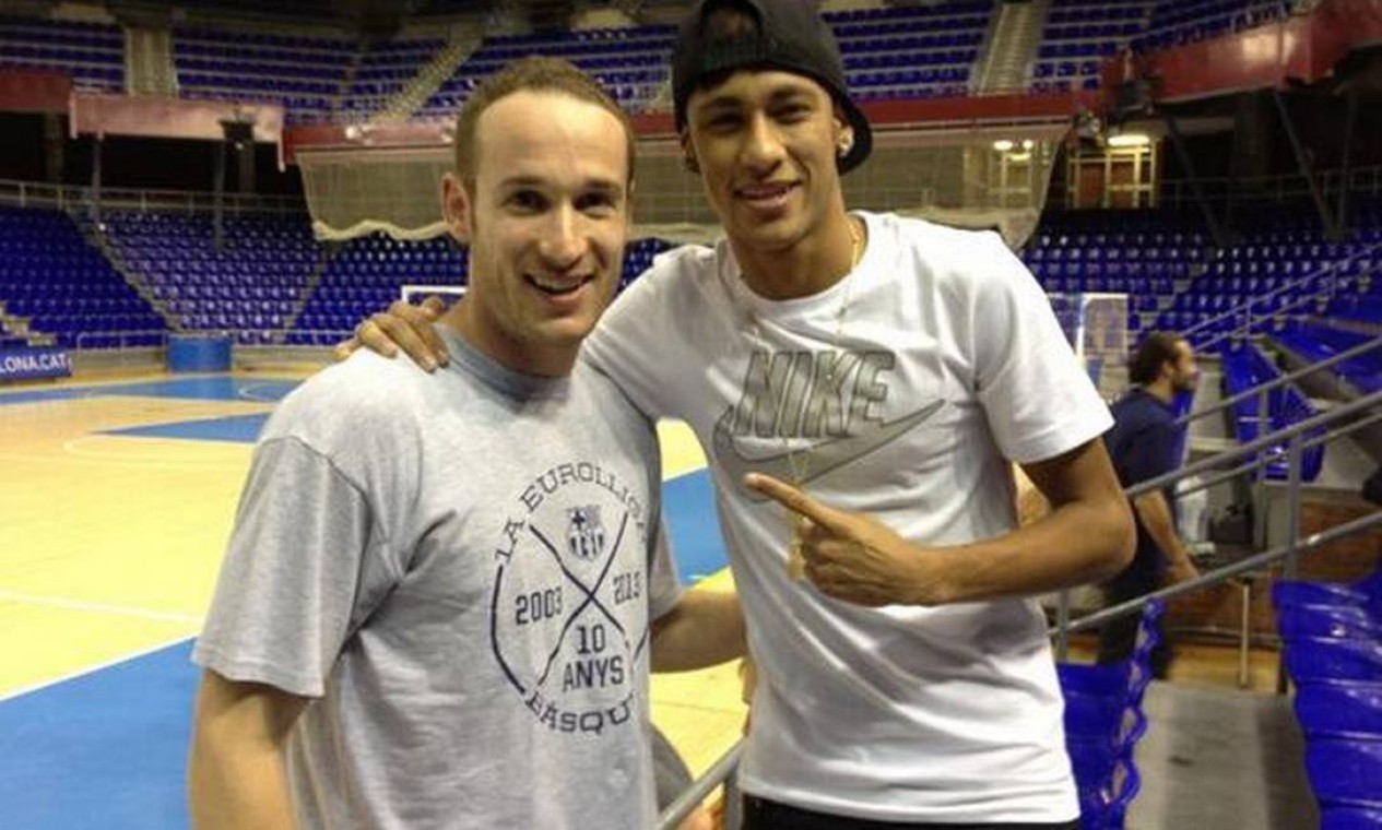 Neymar posa ao lado do brasileiro Marcelinho Huertas, jogador de basquete do Barcelona Foto: site oficial / Divulgação