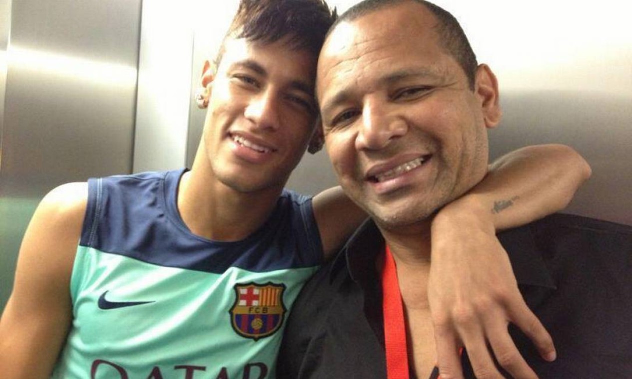 Neymar com a camisa de treino do Barcelona, ao lado do pai Foto: site oficial / Divulgação