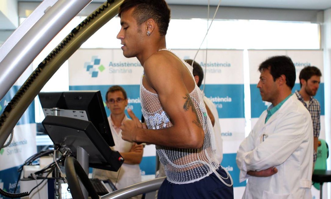 Neymar corre na esteira em mais um exame médico Foto: MIGUEL RUIZ / AFP