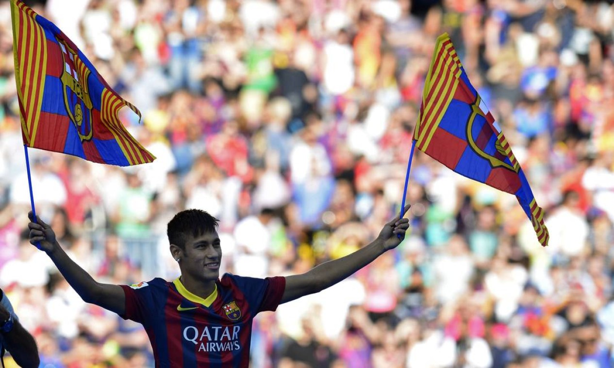FC Barcelona's new player Brazilian Neymar da Silva Santos Junior brandishes two flags of his new club during his presentation at Camp Nou stadium in Barcelona, on June 3, 2013. Santos and Brazil star Neymar signed a five-year contract with Spanish giants Barcelona. AFP PHOTO/ LLUIS GENE Foto: LLUIS GENE / AFP