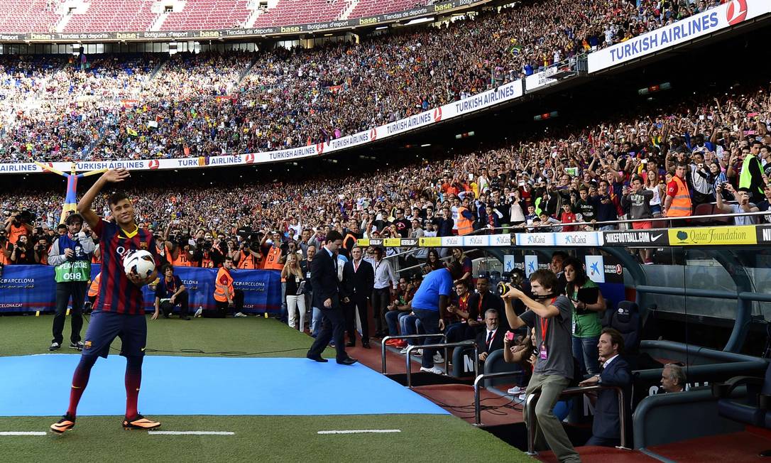 
Neymar levou uma multidão em sua apresentação no Estádio Camp Nou, em Barcelona
Foto: Lluis Gene / AFP