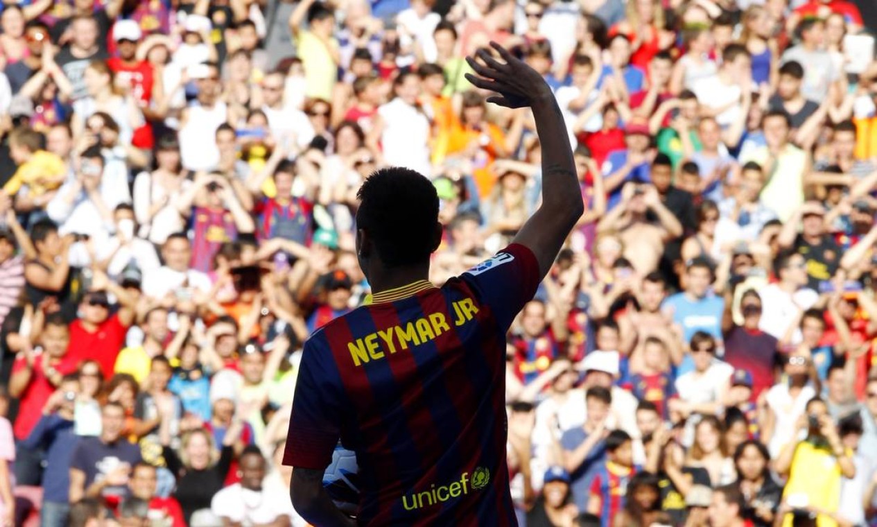 Brazilian soccer player Neymar waves to Barcelona's supporters at his presentation after signing a five-year contract with the club, at Nou Camp stadium in Barcelona June 3, 2013. REUTERS/Gustau Nacarino (SPAIN - Tags: SPORT SOCCER) Foto: GUSTAU NACARINO / REUTERS