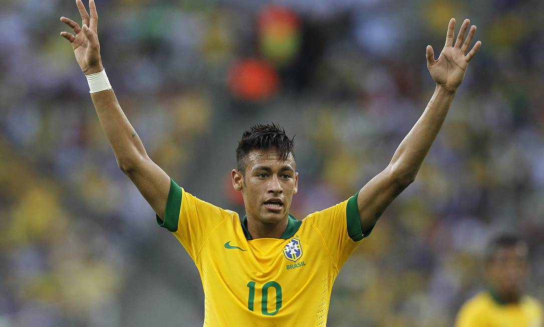 
Neymar e a mítica camisa que já foi de Pelé
Foto: Wagner Meier / AFP