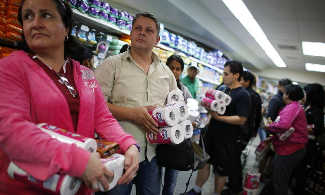 Consumidores aguardam na fila para comprar papel higiênico em um supermercado em Caracas Foto: JORGE SILVA / REUTERS/ 17-05-2013