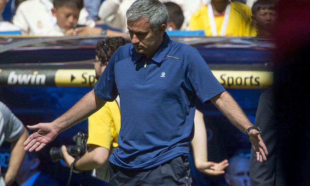 
Mourinho em sua despedida do Real Madrid. Relação com alguns jogadores foi conturbada
Foto: Dani Pozo / AFP