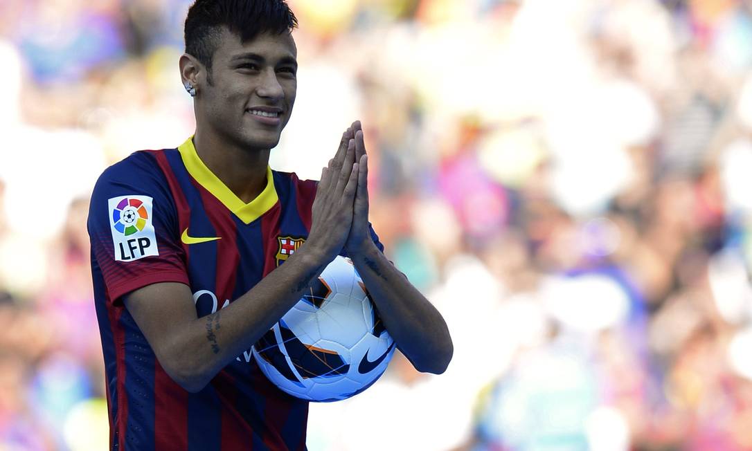 
Neymar, duramte sua apresentação pelo Barcelona. Jogador agradeceu demais aos torcedores
Foto: Lluis Gene / AFP