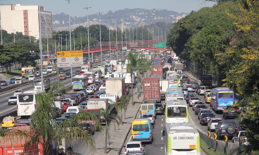 A Avenida Brasil, no sentido Centro: via expressa passou parte do dia engarrafada devido a acidente na Ponte Rio-Niteroi Foto: Marcos Arcoverde
