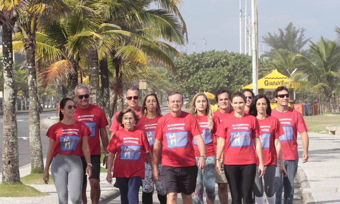 
Exercícios.Dra. Isa Bragança coordena alunos em caminhada
Foto: Agência O Globo / Fernanda Dias