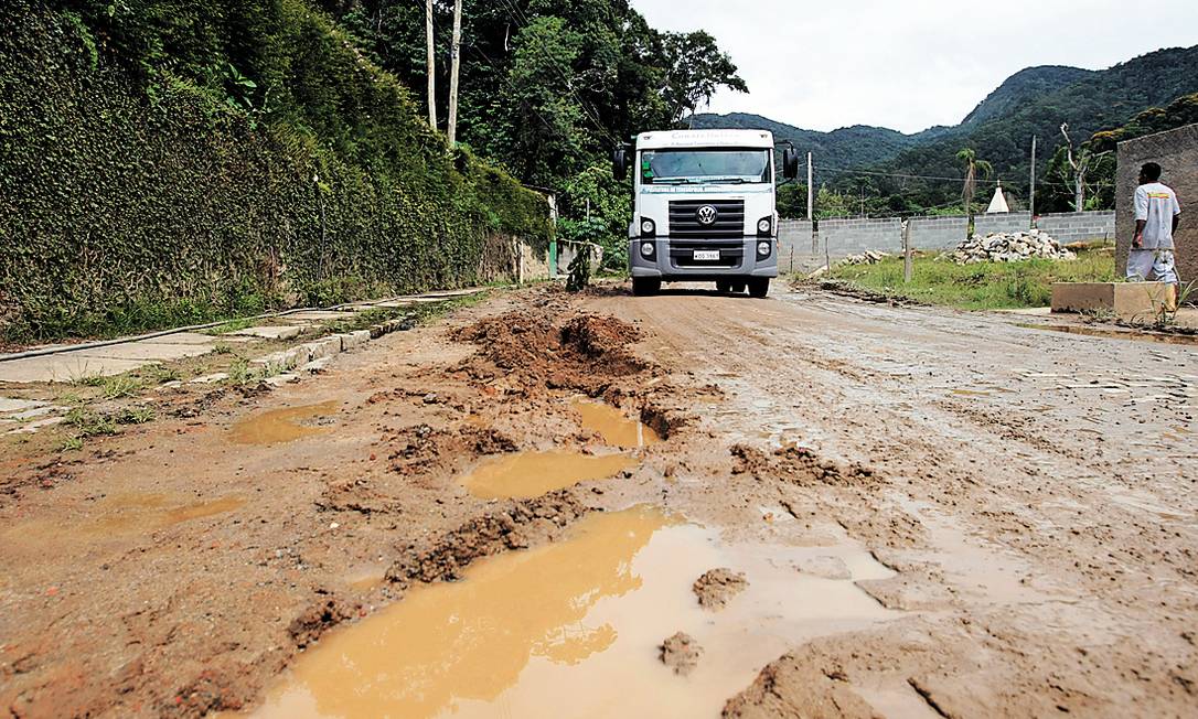
A Estrada da Posse, em Teresópolis: moradores se queixam de falta de asfalto e acostamento
Foto: Laura Marques
