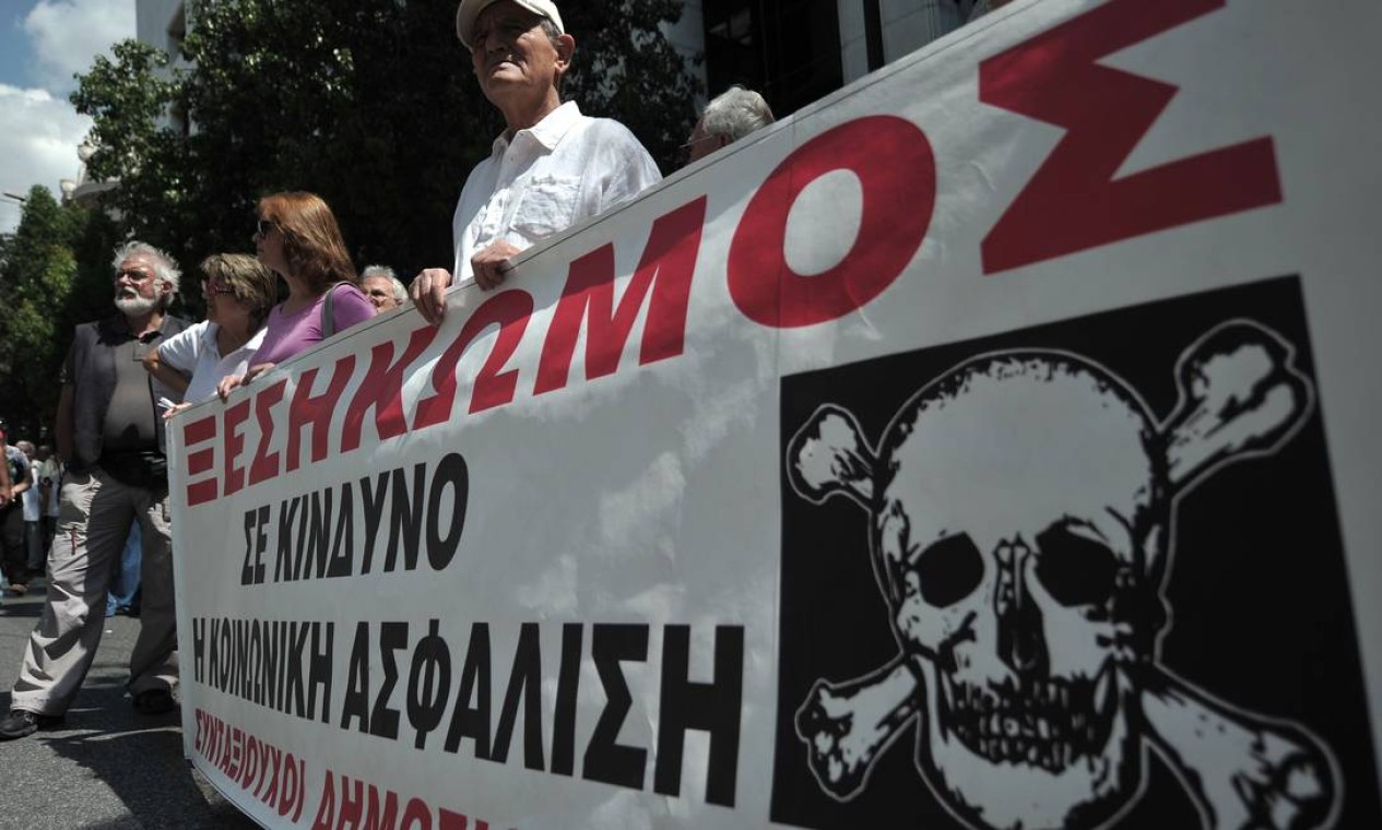"O sistema de seguridade social está em perigo", diz cartaz de manifestantes em Atenas Foto: LOUISA GOULIAMAKI / AFP