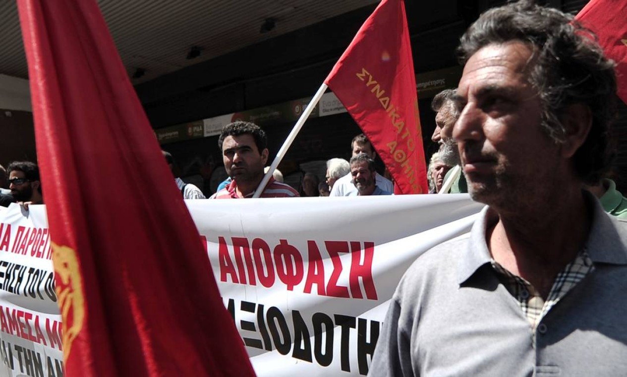 Trabalhadores da construção civil se reúnem em frente ao ministério do Trabalho, em Atenas, exigindo medidas contra o desemprego, que atinge 26,8% da população Foto: LOUISA GOULIAMAKI / AFP