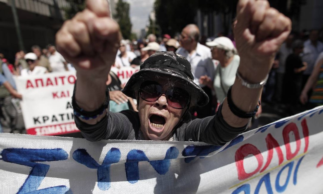 Idosa grita slogans anti-austeridade no protesto no centro de Atenas: cidadãos mais velhos enfrentaram vários cortes de pensões desde que a Grécia começou a depender do resgate internacional Foto: Petros Giannakouris / AP