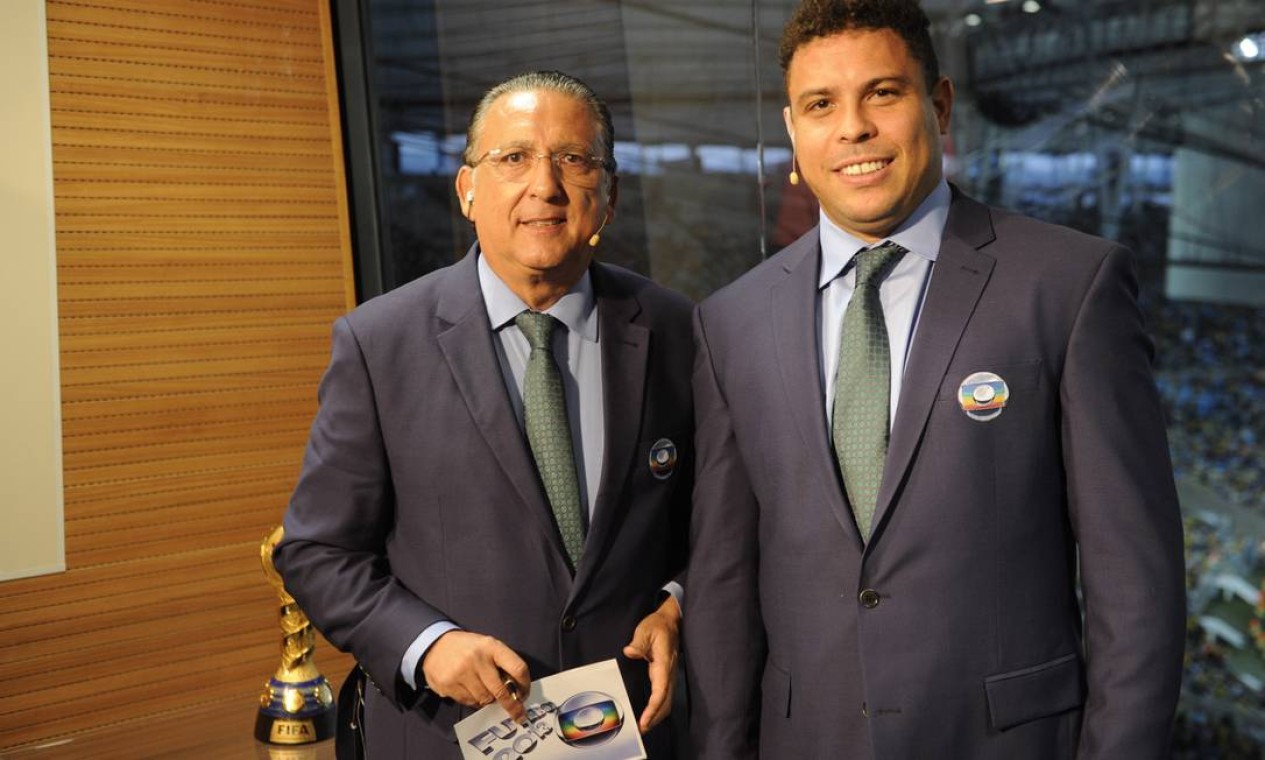 Bons amigos. Galvão Bueno e Ronaldo na cabine de imprensa do Maracanã, onde o Fenômeno estreou como comentarista Foto: TV Globo/Renato Rocha Miranda