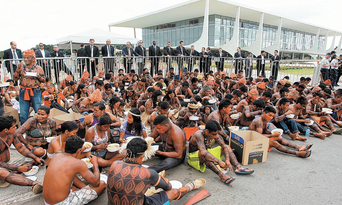 
Refeição de índios que tentaram, em vão, ser recebidos pela presidente Dilma
Foto: Ailton de Freitas/06-06-2013 / O GLOBO