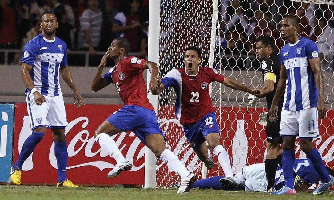 Roy Miller comemora o gol da vitória da Costa Rica sobre Honduras por 1 a 0 no primeiro turno do hexagonal final Foto: Juan Carlos Ulate / Reuters/Arquivo