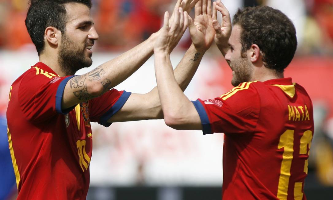 Spain's Cesc Fabregas (L) celebrates a first half goal against Haiti with teammate Juan Mata (R) during an exhibition soccer match in Miami Gardens, Florida June 8, 2013. REUTERS/Andrew Innerarity (UNITED STATES - Tags: SPORT SOCCER) Foto: Andrew Innerarity / REUTERS