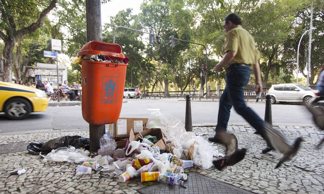 
Na Lapa, o lixo jogado na rua. Fiscalização vai começar pelo Centro
Foto: Daniela Dacorso / O Globo