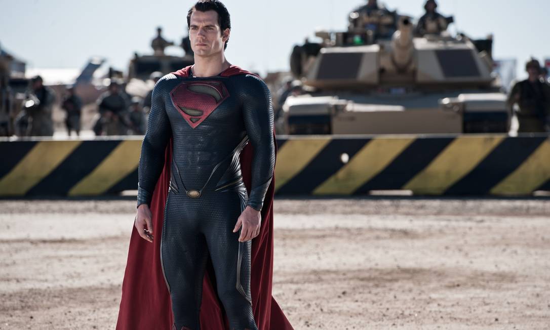 O Super-Homem vivido por Henry Cavill: roupa mais escura e sem a cueca vermelha por cima da calça Foto: Divulgação