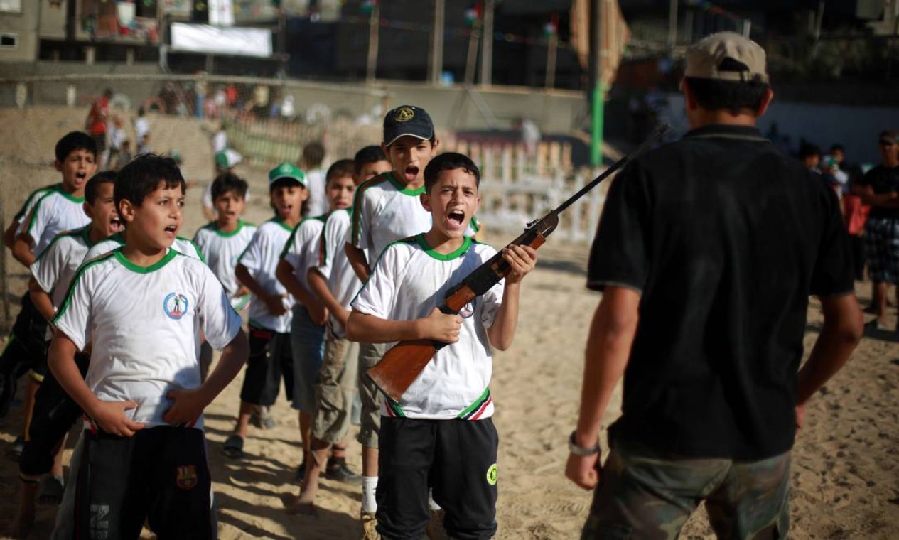 O acampamento do Hamas começou a ganhar espaço depois que a colônia de férias oferecida pela ONU acabou na região. Os custos chegavam a US$ 12 milhões Foto: MOHAMMED ABED / AFP