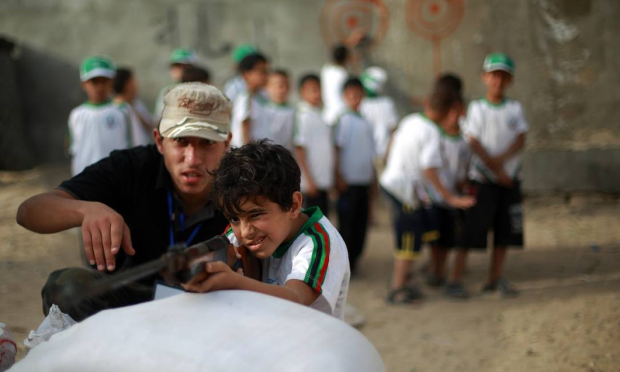 A colônia de férias do Hamas é gratuita. Ela é custeada por uma série de fontes, como doações do mundo muçulmano e receitas locais, tais como impostos Foto: MOHAMMED ABED / AFP
