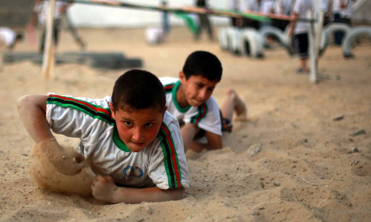 Durante as férias, as crianças de Gaza não têm muitas outras opções de lazer. A maioria das áreas do lugar não possui parques públicos Foto: MOHAMMED ABED / AFP