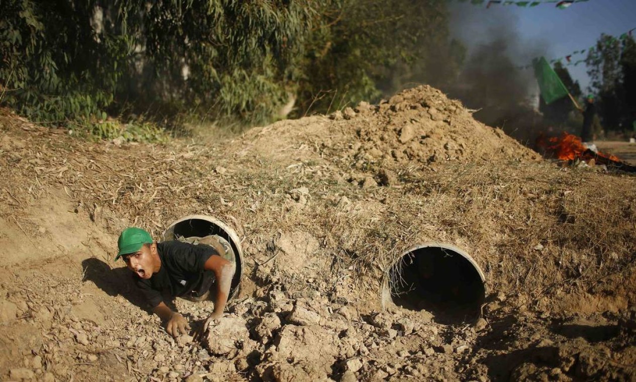 Embora os locais pareçam ser uma forma de trazer à tona recrutas potenciais para a ala militar do Hamas, os dirigentes do grupo afirmam que os acampamentos simplesmente ensinam habilidades de escoteiros Foto: MOHAMMED SALEM / REUTERS