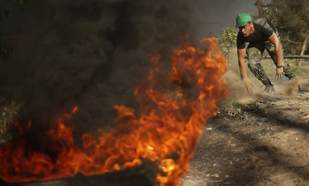Até mesmo nos exercícios com fogo os jovens palestinos são obrigados a participar Foto: MOHAMMED SALEM / REUTERS