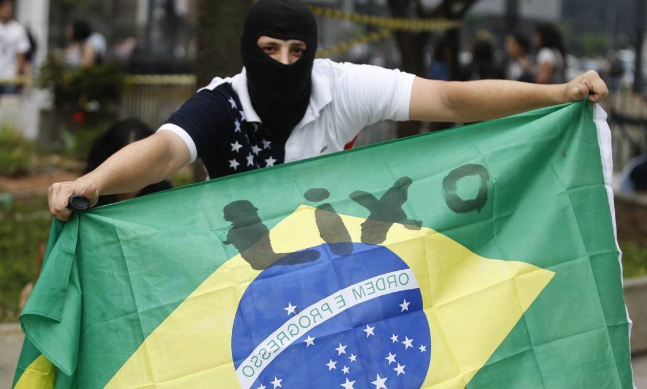 Um manifestante com a bandeira do Brasil no protesto contra o aumento da passagem de ônibus na Avenida Paulista Foto: Marcos Alves / Agência O Globo