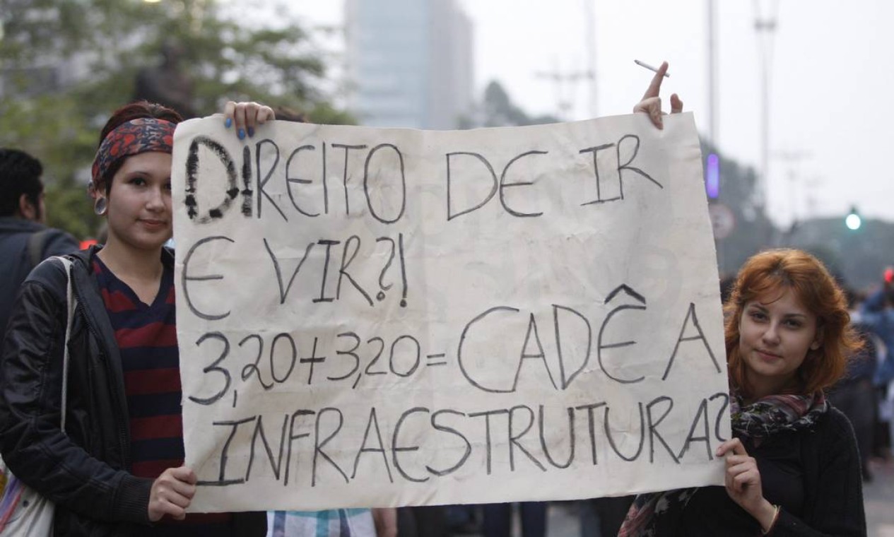 O protesto contra o aumento da tarifa de ônibus contou com faixas e cartazes Foto: Marcos Alves / Agência O Globo