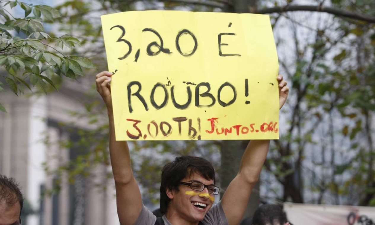 Um dos manifestantes exibe cartaz de protesto contra valor da passagem de ônibus em São Paulo Foto: Marcos Alves / Agência O Globo
