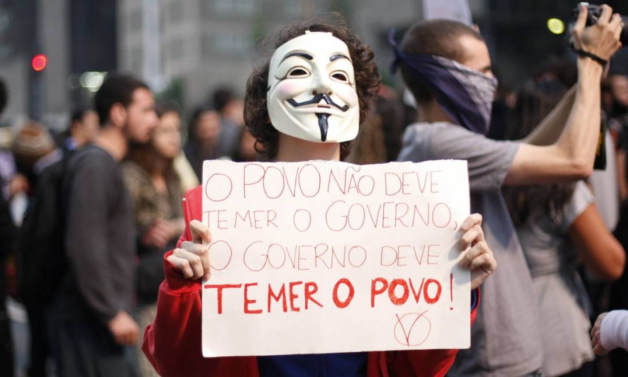 No protesto, jovens usaram até máscaras para chamar a atenção contra o aumento da passagem Foto: Marcos Alves / Agência O Globo