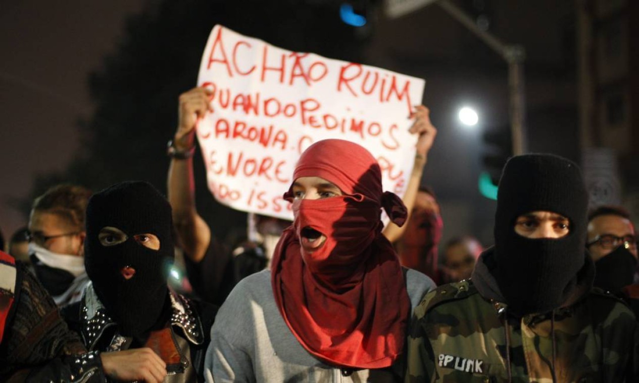Um grupo que percorreu a Avenida Paulista preferiu esconder o rosto Foto: Marcos Alves / Agência O Globo