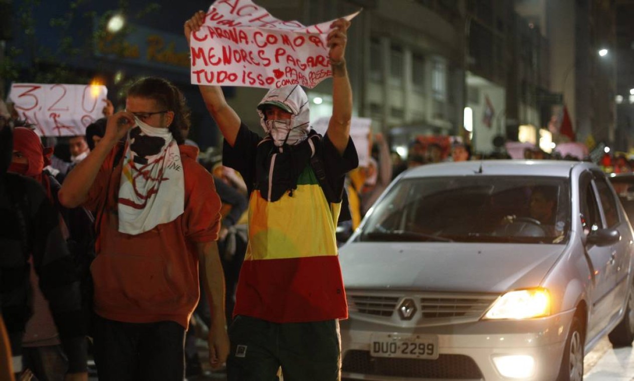 Motoristas tiveram de enfrentar congestionamentos por causa da manifestação Foto: Marcos Alves / Agência O Globo