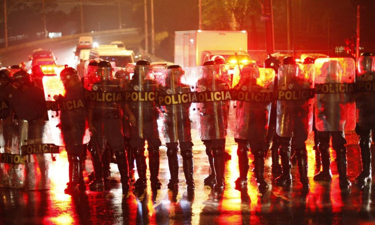 Policiais estavam preparados para um possível confronto com os manifestantes Foto: Marcos Alves / Agência O Globo