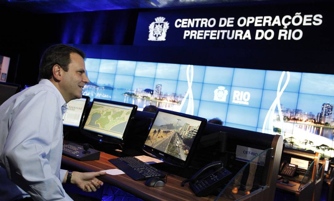 
O prefeito Eduardo Paes no Centro de operações Rio: Google Earth é a base das técnicas de monitoramento. Foto: Gustavo Pellizzon

