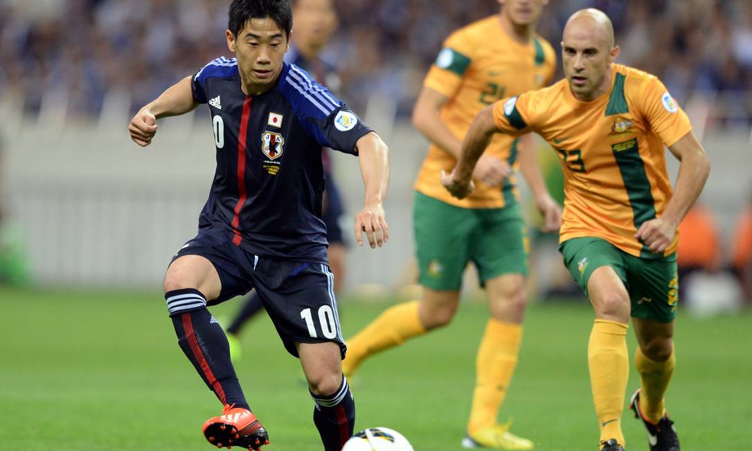 O meia Shinji Kagawa em ação pela seleção japonesa contra a Austrália, no jogo que garantiu a classificação do país para a Copa de 2014 Foto: TOSHIFUMI KITAMURA / AFP
