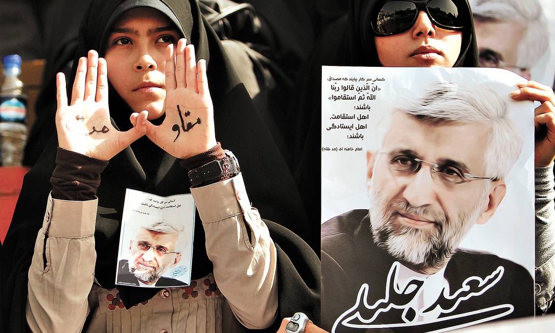 
Simpatizantes do negociador nuclear e candidato Saeed Jalili (no cartaz) demonstram apoio ao político
Foto: AFP