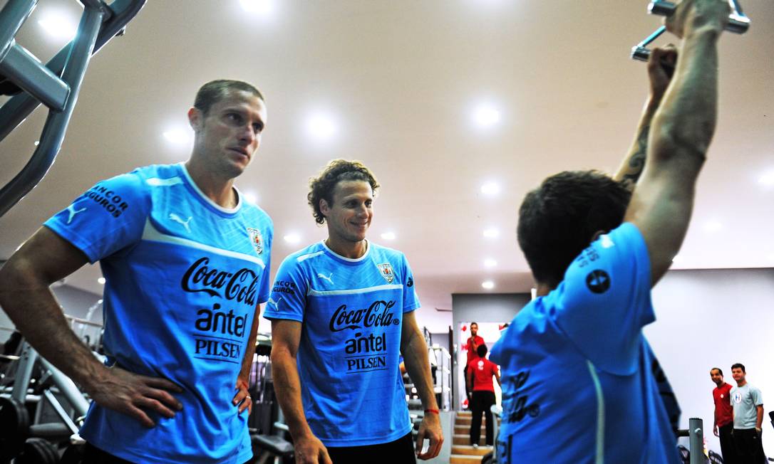 Uruguay's forward Diego Forlan (C) and midfielder Diego Perez (L) attend a training session at a gym in Recife on June 13, 2013. Uruguay is holding a training camp in preparation for their upcoming WC 2013 Confederation Cup Group B tournament footbal match against Spain on June 16 at Arena Pernambuco stadium in Recife, Brazil. AFP PHOTO / DANIEL GARCIA Foto: DANIEL GARCIA / AFP