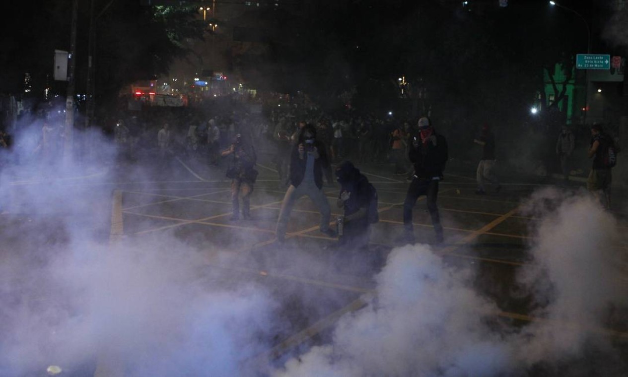 Confronto entre manifestantes e policiais na rua da Consolação Foto: Michel Filho / Agência O Globo