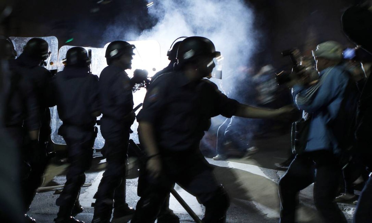 Policiais avançam na direção dos manifestantes em São Paulo Foto: Michel Filho / Agência O Globo