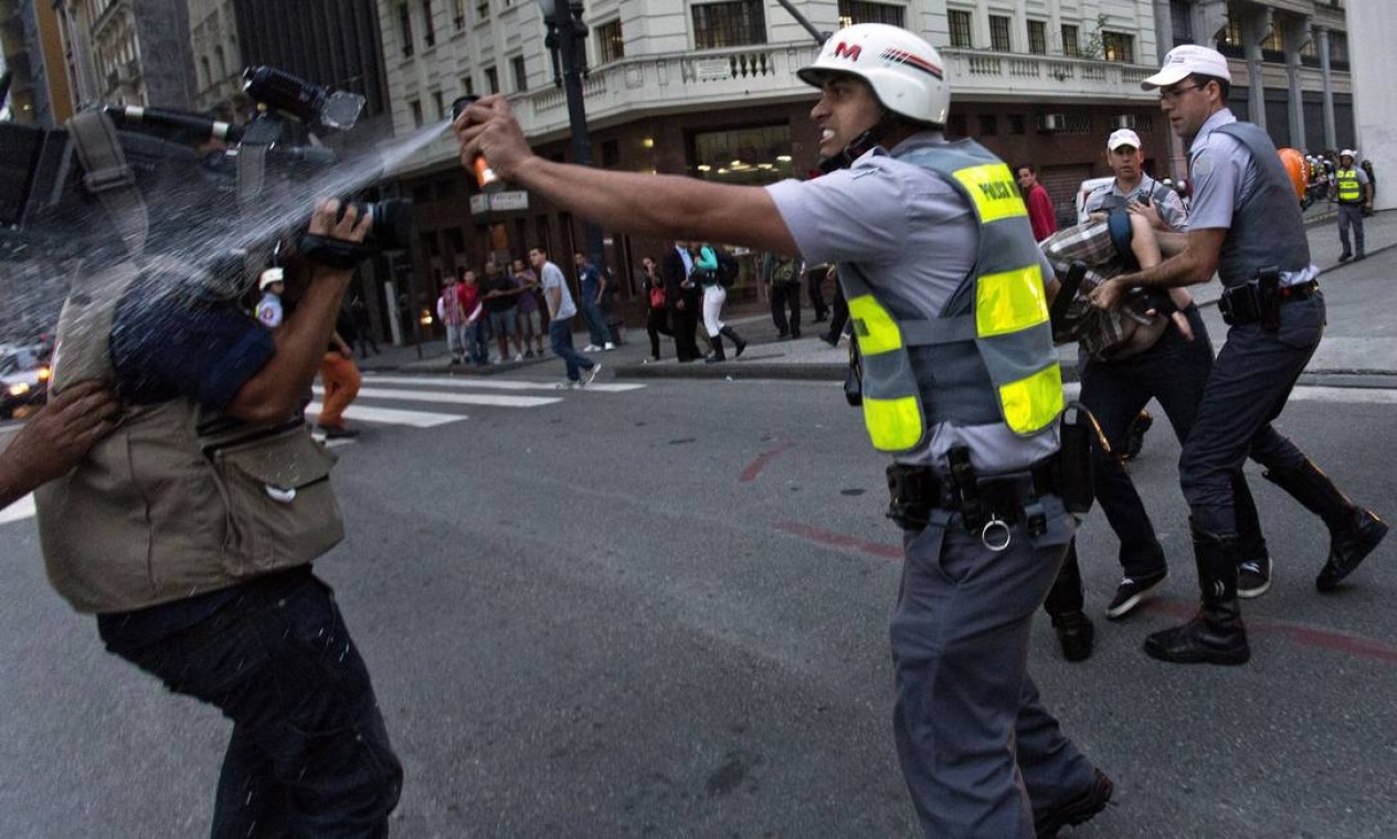 Um policial usa spray de pimenta contra um cinegrafista nos protestos em São Paulo Foto: Rodrigo Paiva / Agência Estado