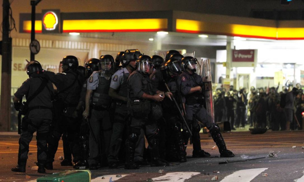Policiais se preparam para enfrentar os manifestantes Foto: Michel Filho / Agência O Globo