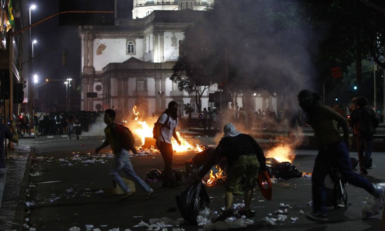 Manifestantes colocam fogo em montes de lixo como protesto contra o aumento da passagem de ônibus Foto: Pablo Jacob / O Globo