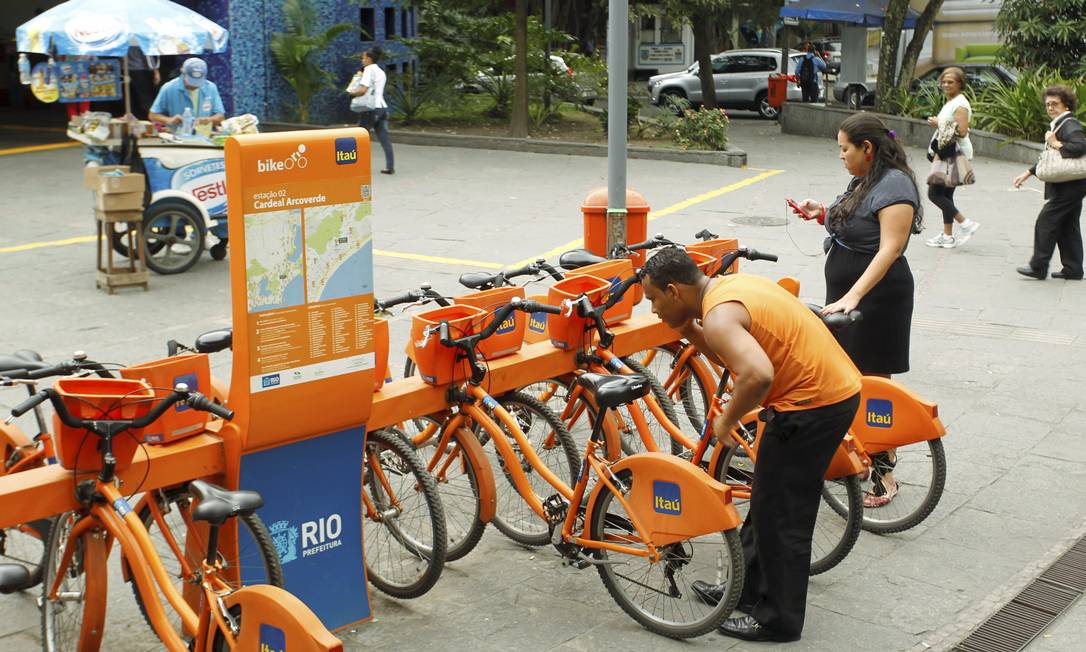 
Usuários tentam retirar bicicletas na estação Arcoverde, em Copacabana: em menos de dois anos, já foram mais de 1,8 milhão de viagens pelo sistema, com 160 mil cadastrados
Foto: Gabriel de Paiva / O Globo