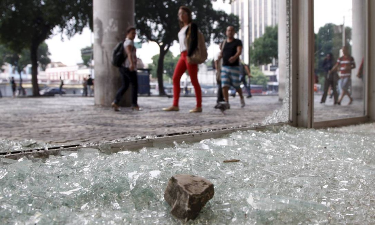 Manifestantes usaram pedras portuguesas para quebrar vidraças no Centro Foto: Marcos Tristão / Agência O Globo