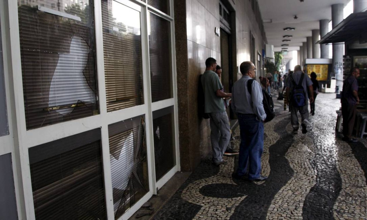 Vidraças de outros edifícios também foram atingidas por pedras durante o protesto Foto: Marcos Tristão / Agência O Globo
